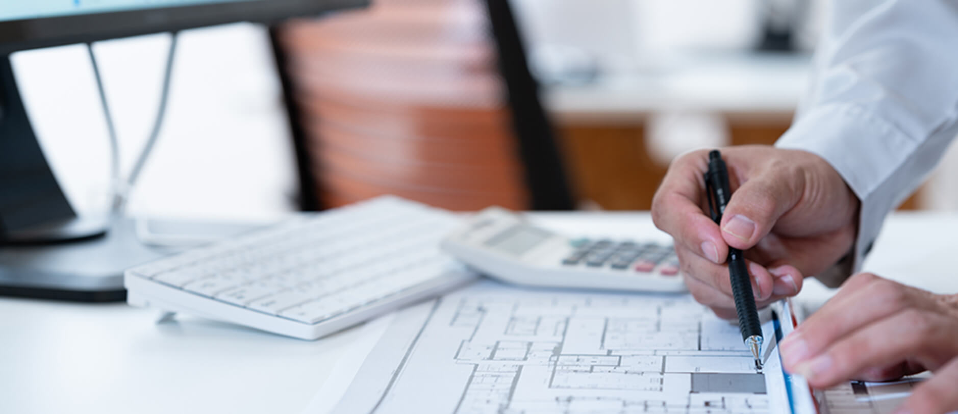 住宅の平面図を書いている様子