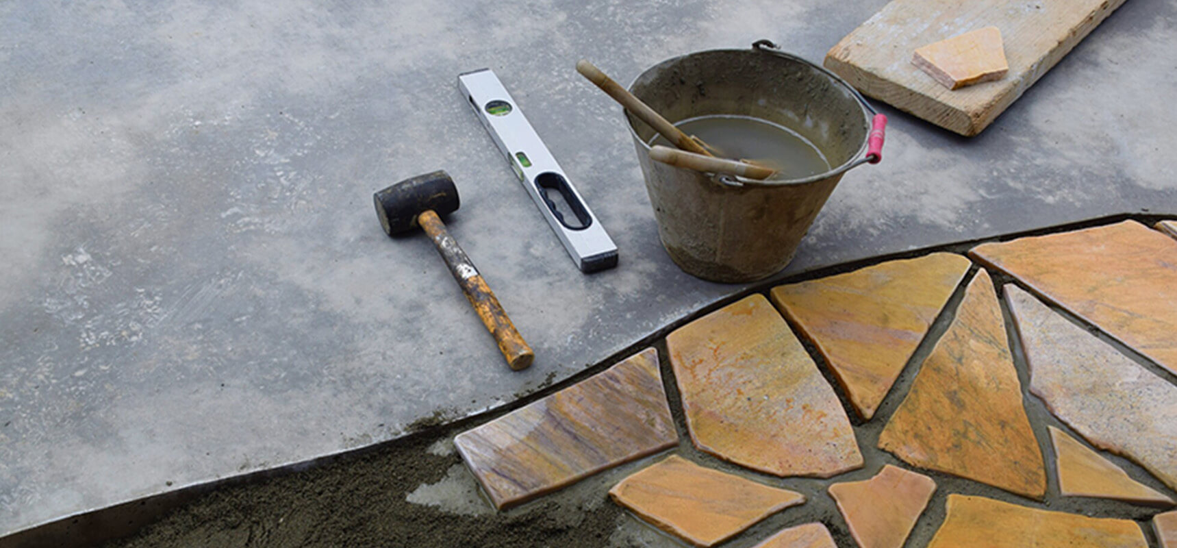 住宅のアプローチを施工している様子