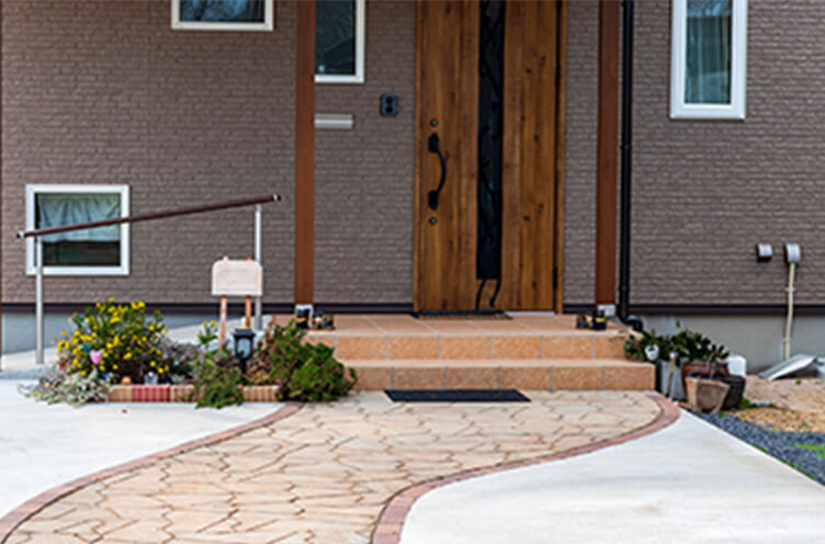 玄関前のアプローチ