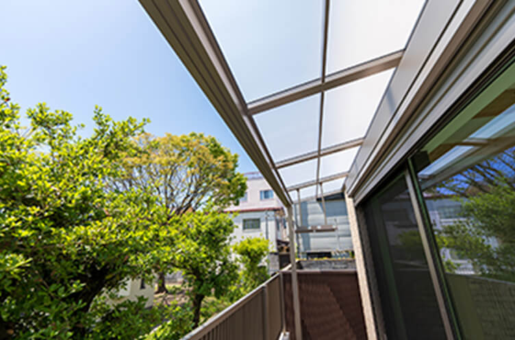 ベランダに取り付けられた屋根