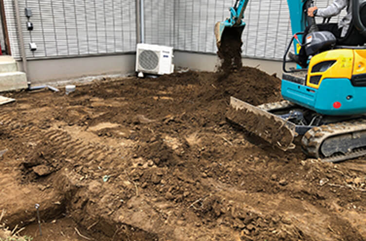 庭の工事をしている様子