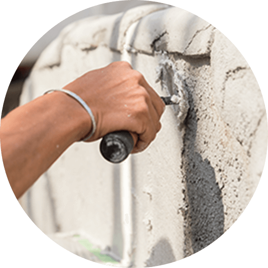 外壁塗装をしている様子