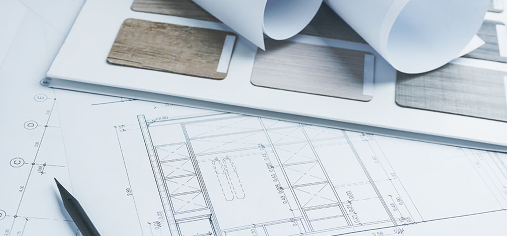 住宅の図面や木材のサンプル品が置かれた様子